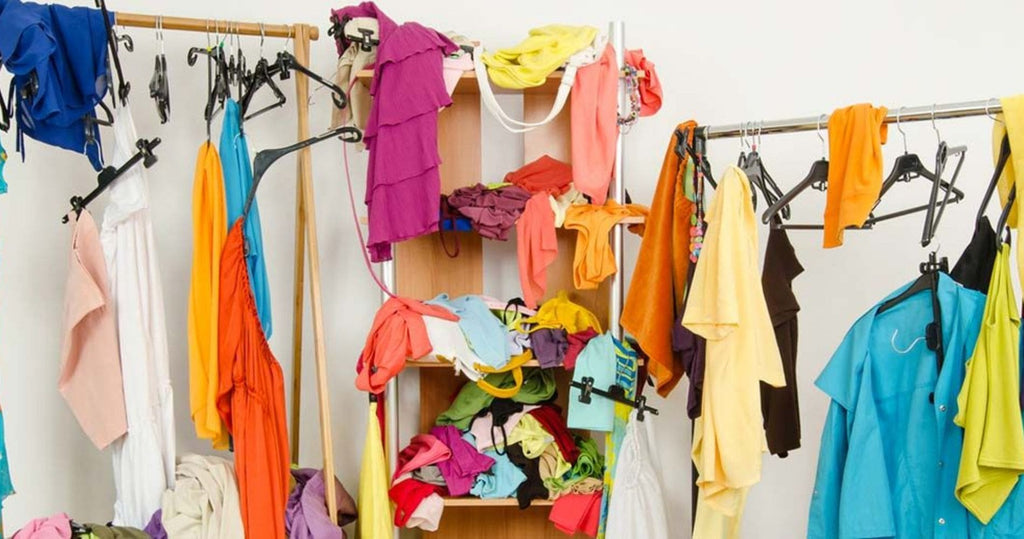 Portant à vêtements : 26 idées déco pour vos habits  Mobilier de  décoration, Portant vetement bois, Mobilier design