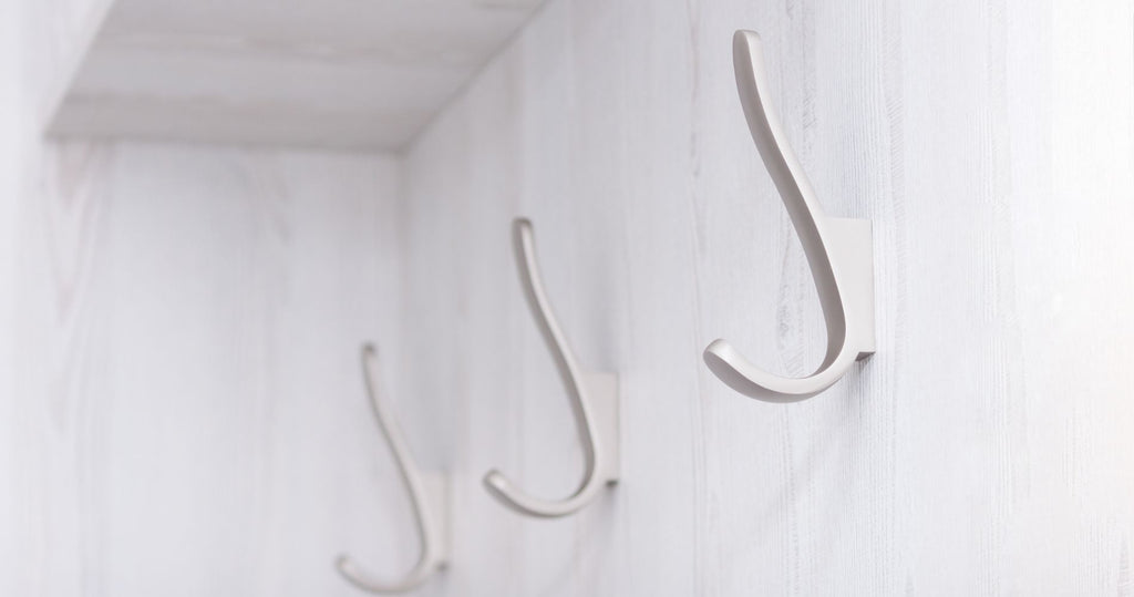 Tendances déco 2025 : Les crochets muraux qui font la différence